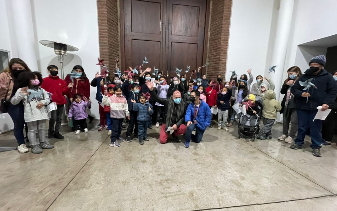 Centro cultural de Colina recibe a alumnos de talleres inclusivos, para hacer una visita guiada.