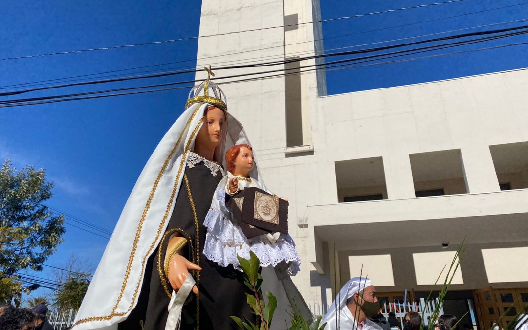 Emotiva procesión de la Virgen del Carmen por las calles de Colina