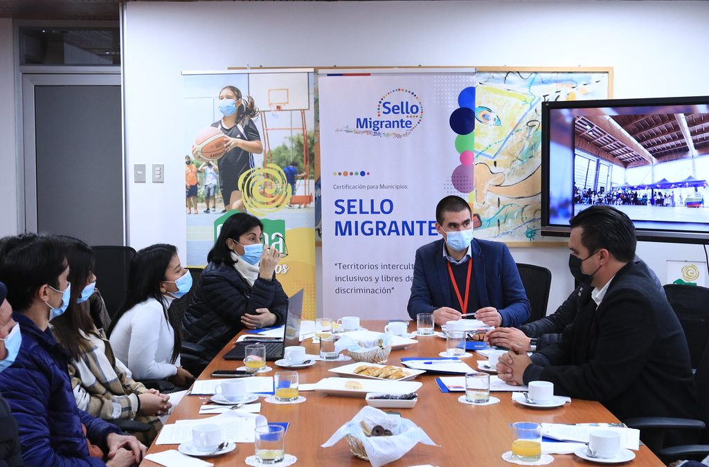 Municipalidad de Colina firma certificación sello al migrante