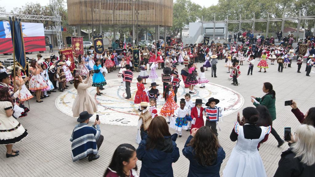 Encuentro de cueca «Bailo Porque Soy Chileno», estremeció Plaza de Armas de la comuna