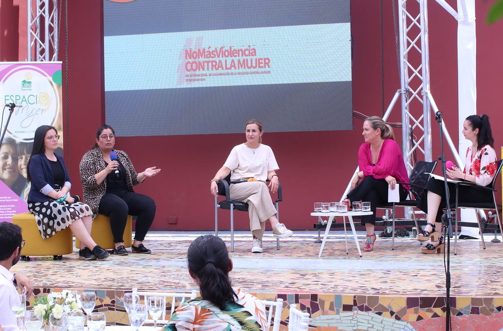 En Centro Cultural de Colina se realiza conversatorio sobre Dia de la Erradicación de la violencia contra la mujer