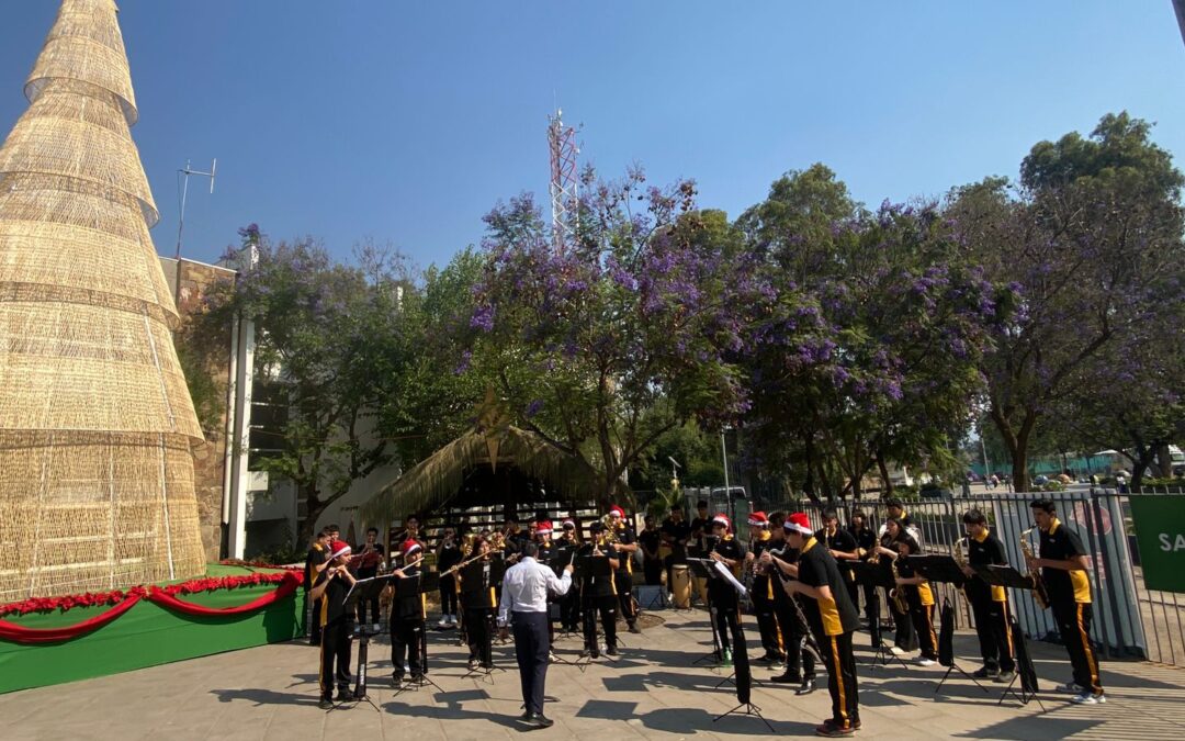 En frontis municipal y Laguna Piedra Roja la banda de la corporación deleitó al los presentes con Villancicos.